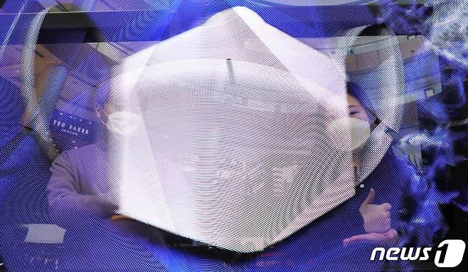 'WingTV' 날개에 부착된 LED 바가 고속으로 회전해 만들어내는 고해상도 3D 마스크. 2020.12.28/뉴스1 © News1 박지혜 기자