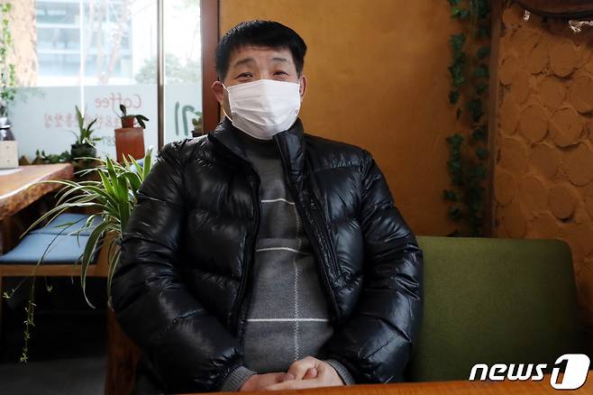 이춘재 연쇄살인 8차 사건 범인으로 몰려 억울한 옥살이를 한 윤성여씨가 뉴스1과 인터뷰를 하고 있다. © 뉴스1 김용빈 기자