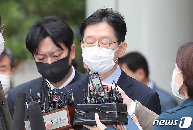 '드루킹 댓글 조작 공모' 혐의로 기소된 김경수 경남도지사가 지난해 11월 6일 오후 서울 서초구 서울고등법원에서 열린 컴퓨터등장애업무방해 등 항소심 선고 공판을 마친 후 심경을 밝히고 있다. 서울고법 형사2부(부장 함상훈)는 이날 재판에서 컴퓨터 등 장애 업무방해 혐의에 징역 2년, 공직선거법 위반 혐의에 무죄를 각각 선고했다. 재판부는 보석 취소는 하지 않았다. 2020.11.6/뉴스1 © News1 임세영 기자