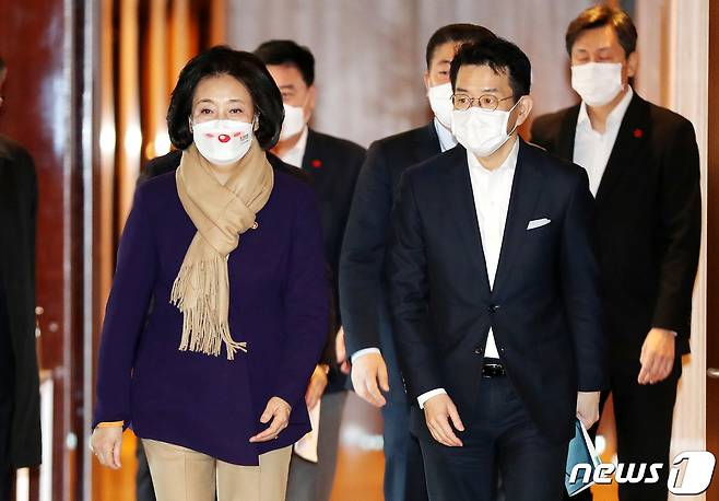 박영선 중소벤처기업부 장관(왼쪽)과 강희석 이마트 대표가 16일 오전 서울 성동구 이마트 본사에서 열린 자상한 기업 업무 협약식에 입장하고 있다.  2020.12.16/뉴스1 © News1 박지혜 기자