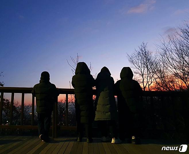 새해 첫날인 1일 오전 6시께 서울 용산구 남산에서 시민들이 일출을 기다리고 있다. © 뉴스1 김근욱 기자
