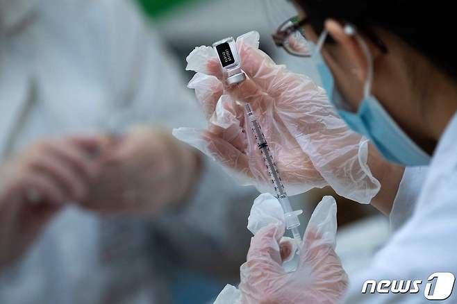 코로나19 백신 접종을 준비 중인 의료진 <자료사진> © AFP=뉴스1