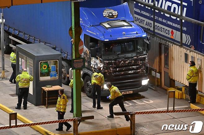 지난달 31일(현지시간) 영국의 EU단일시장 및 관세동맹 이탈 직후 영국 도버항에서 한 화물 트럭이 국경 통과에 필요한 수속을 밟고 있다. © AFP=뉴스1