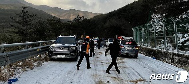 1일 오후 구례 119 안전센터 대원들이 지리산국립공원 천은사~시암재 구간 도로에 고립돼 있는 차량과 운전자들을 구조하고 있다.(순천소방서 제공)© 뉴스1