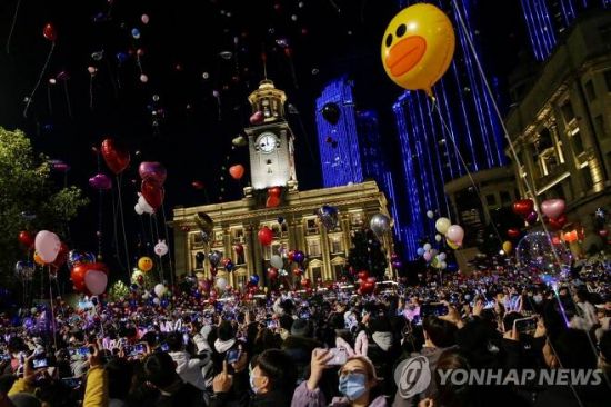 코로나19 흔적이 사라진 우한에서 수 많은 사람이 모여 풍선을 날리며 새해를 맞았다. 사진출처 = 연합뉴스