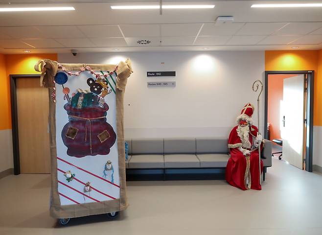 산타클로스 복장을 남성이 벨기에의 한 병원에 앉아있다. 사진은 기사 내용과 직접적 관련 없음. /로이터 연합뉴스