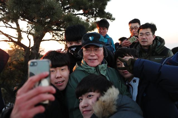 문재인 대통령이 2018년 1월 1일 오전 '2017년 올해의 의인'으로 선정된 시민들과 함께 북한산 사모바위를 등반해 기념촬영하고 있다. /청와대 제공