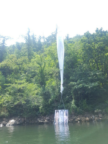 김정은 북한 국무위원장 일가 사진이 부착된 대북전단 살포용 비닐풍선이 6월 23일 오전 세로로 펼쳐진 상태로 강원 홍천군 서면 마곡리 인근 야산 하천에서 발견됐다. 독자 제공