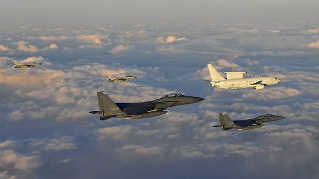 문 대통령이 1일 탑승한 공군지휘통제기 피스아이(E-737)와 엄호비행 중인 F-15K, F-16 각 2기. 청와대 제공