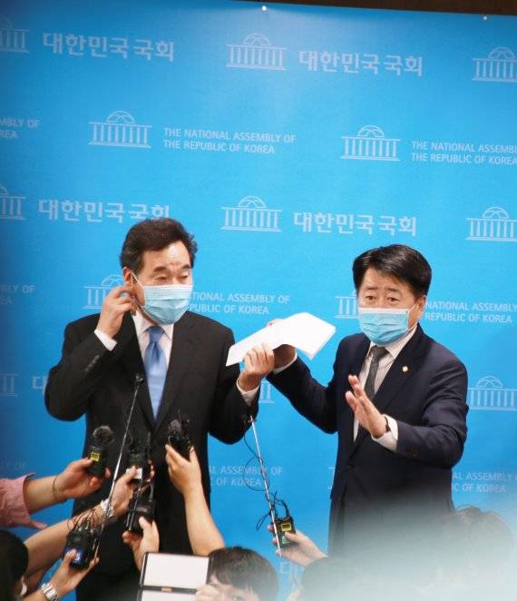 이낙연 더불어민주당 대표(왼쪽)와 오영훈 의원.