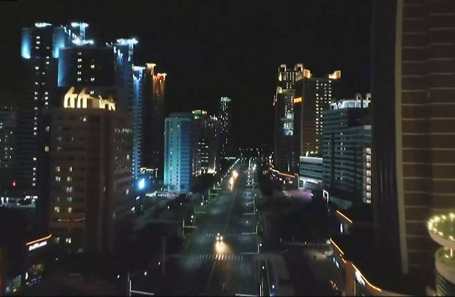 북한 조선중앙텔레비전이 생중계한 ‘2021년 신년경축공연' 중 드론으로 촬영한 평양의 야경이 방송되고 있다. 로이터 페이스북 갈무리