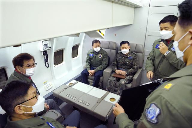 문재인 대통령이 새해 첫날인 1일 공군 항공통제기 E-737에 탑승해 51항공통제비행전대장으로부터 E-737기의 임무수행에 대한 보고를 받고 있다. 청와대 제공