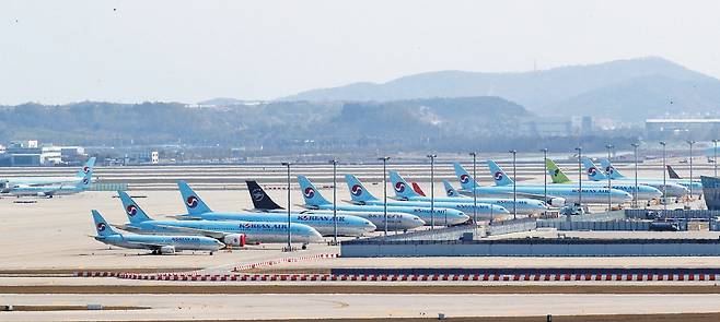 코로나 19로 인해 갈곳을 잃은 비행기들이 인천공항 주기장에 줄지어 서있다.[뉴스 1]
