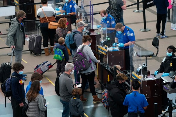 작년 12월 31일(현지시간) 미국 콜로라도주 덴버 국제공항에서 탑승객들이 통관 절차를 밟고 있다. AP연합뉴스