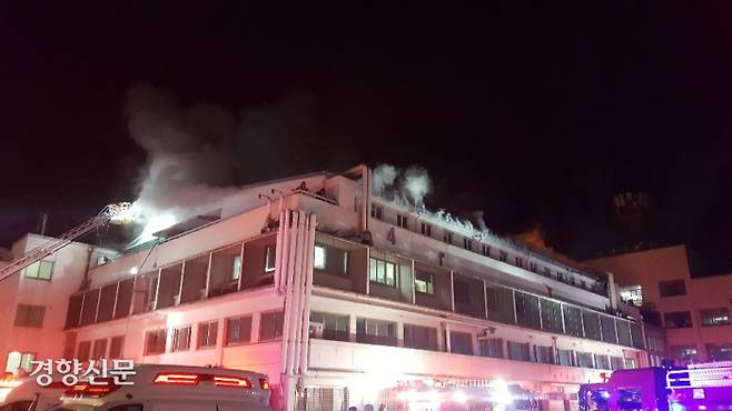 1일 인하대학교 공과대학 4층 연구실에서 화재가 발생해 연기가 나고 있다.|인천시 소방본부 제공