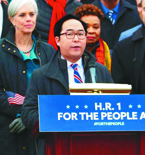 한국계인 앤디 김 미국 연방 하원의원이 지난해 3월 9일 워싱턴에 있는 의회에서 ‘국민을 위한 법(The For The People Act)’으로 알려진 선거개혁법안에 대해 연설하고 있다. 앤디 김 의원실 제공