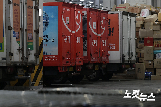 롯데택배 노동자들이 무기한 전국 총파업을 돌입한 27일 서울 송파구 서울복합물류센터가 한산한 모습을 보이고 있다. 이한형 기자