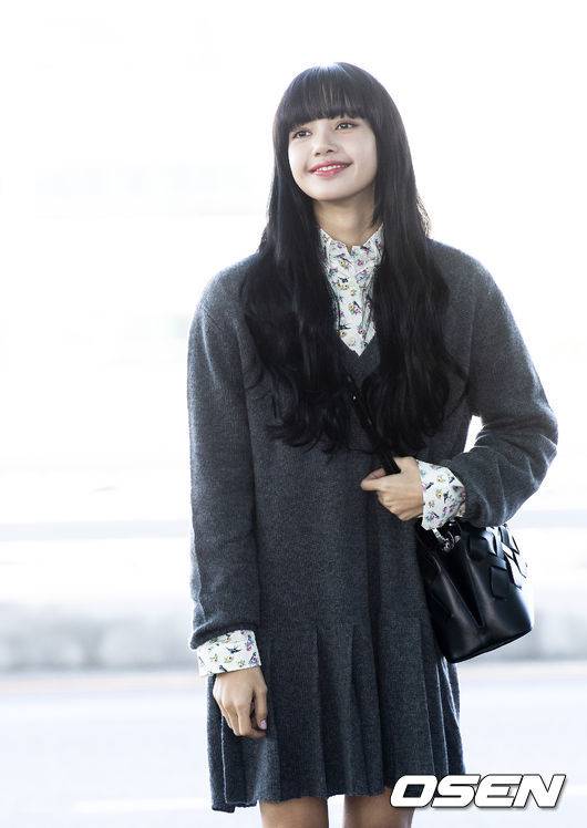 [OSEN=인천공항, 조은정 기자]그룹 블랙핑크(BLACKPINK) 리사가 포즈를 취하며 출국장으로 향하고 있다. /cej@osen.co.kr