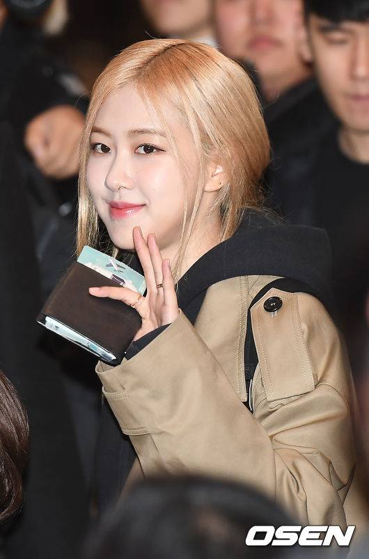 [OSEN=김포공항, 곽영래 기자]블랙핑크 로제가 출국장으로 향하고 있다. /youngrae@osen.co.kr
