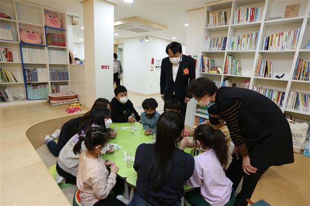 이성(가운데) 서울 구로구청장이 지난 4월 구로구 구로3동에 문을 연 서울시 최초의 융합형 키움센터를 방문해 돌봄 프로그램을 점검하고 있다.구로구 제공