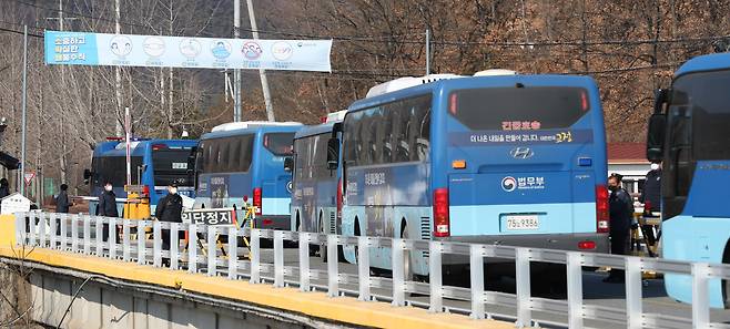 코로나19 집단감염이 발생한 동부구치소에 수감된 확진자들이 28일 오후 경북 청송군 진보면 경북북부 제2교도소(청송교도소)에 마련된 생활치료센터에 도착하고 있다/김동환 기자