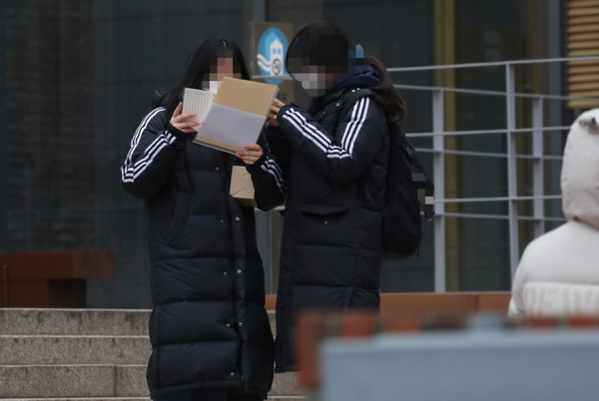 23일 서울 이화여자고등학교에서 수능 성적표를 받은 고3 학생들이 수능 성적을 확인하고 있다. /연합뉴스