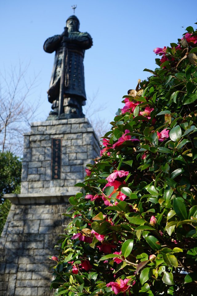 충무공 이순신 장군의 동상이 붉은 동백꽃과 잘 어울린다.