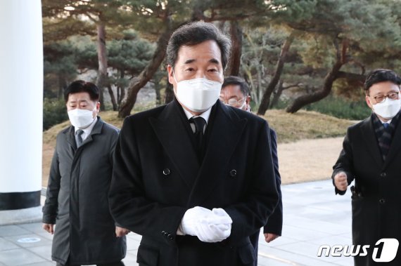 신축년 새해 첫 날인 1일 오전 이낙연 더불어민주당 대표가 서울 동작구 국립현충원에서 참배를 마치고 나서고 있다.