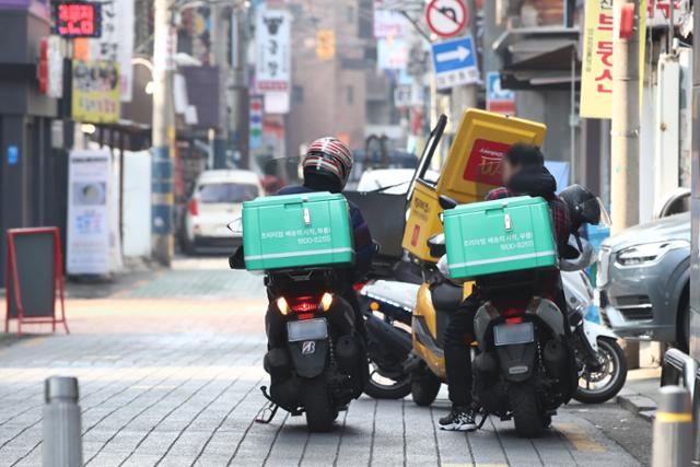 지난달 28일 서울 시내에서 배달대행 종사자들이 도로를 주행하고 있다. 연합뉴스