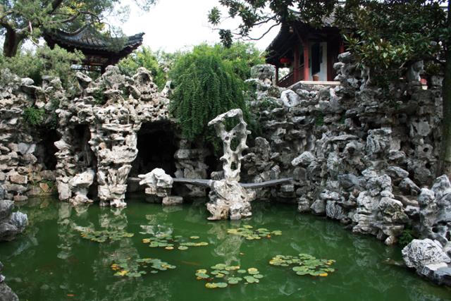 중국 4대 정원으로 유명한 양저우의 개원의 연못과 가산. ⓒ최종명