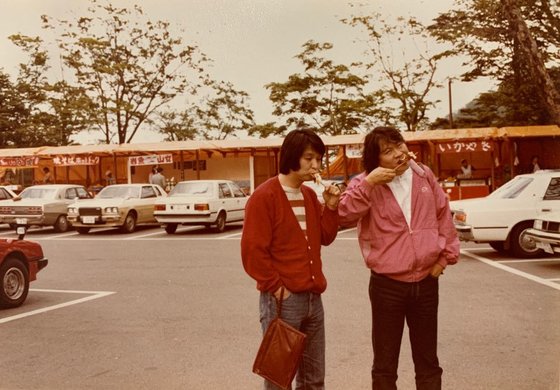홍익대 서양화과 후배인 지석철(왼쪽)과 함께한 이두식, 일본 니꼬, 1983년. [사진 이두식 유족]
