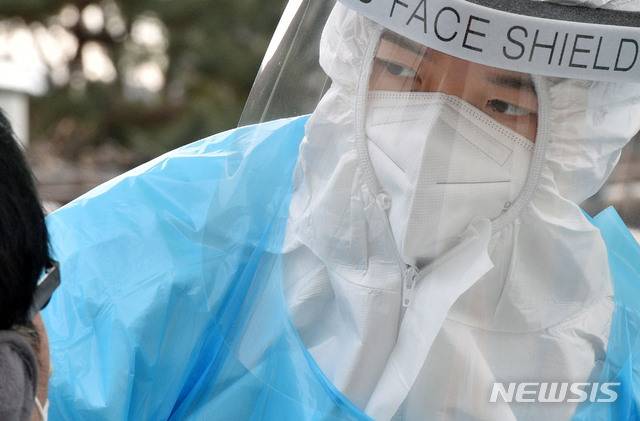 [대구=뉴시스] 이무열 기자 = 2021년 신축년(辛丑年) 새해 첫 날인 1일 오후 대구 중구 국채보상운동기념공원에 마련된 신종 코로나바이러스 감염증(코로나19) 임시 선별진료소에서 의료진이 검체를 채취하고 있다. 2021.01.01. lmy@newsis.com