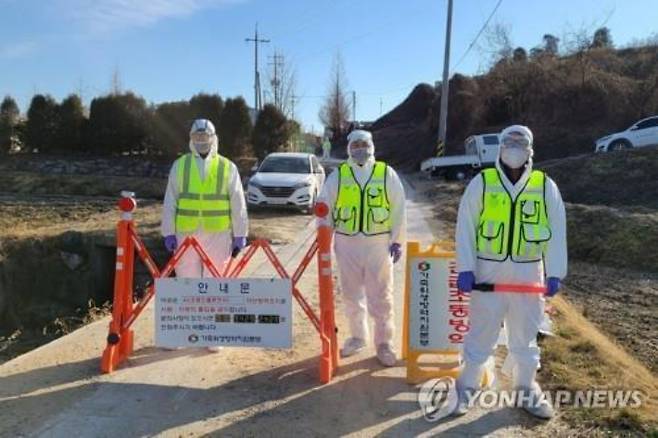 AI가 발생한 가금농장 통제.  연합뉴스