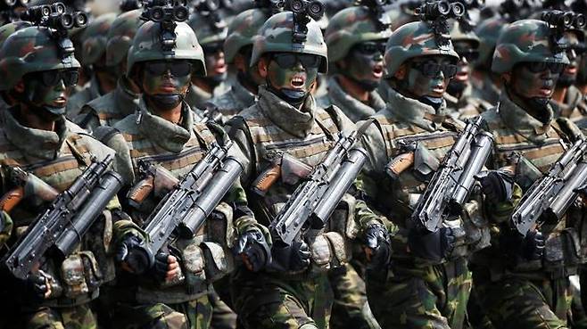 북한군 특수부대원들이 유탄발사기가 장착된 AK 소총과 권총을 휴대한 채 행진하고 있다. 세계일보 자료사진