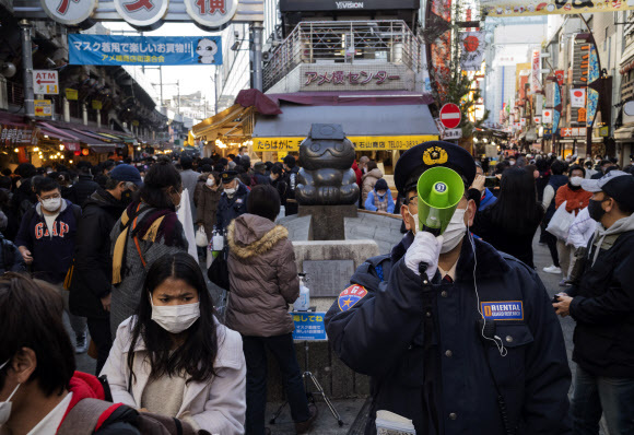 코로나19 확산에도 인파로 북적이는 도쿄 거리. AP/연합뉴스