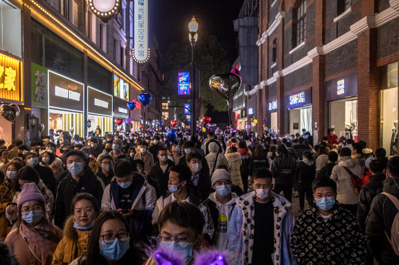 셀 수 없이 많은 사람이 모인 중국 우한의 2020년 12월 31일 모습(사진=연합 EPA)