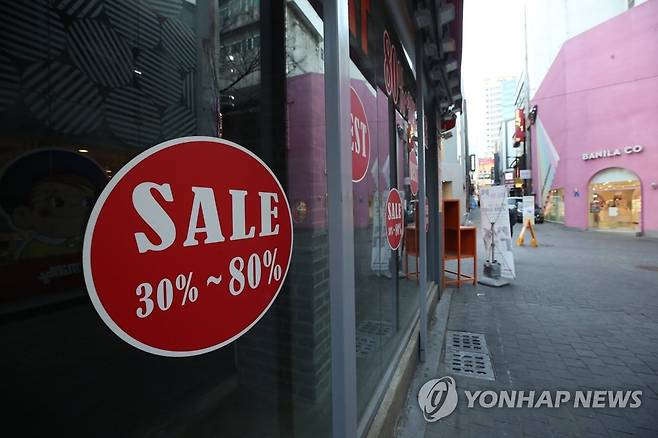 문 닫은 명동 업소 (서울=연합뉴스) 강민지 기자 = 사진은 지난달 30일 오후 서울 명동의 업소들이 문 닫혀있는 모습. mjkang@yna.co.kr