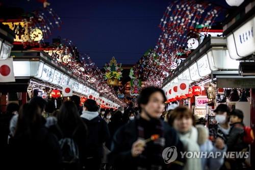 (도쿄 AFP=연합뉴스) 2일 오후 일본 도쿄도(東京都)의 사찰인 센소지(淺草寺) 인근 상점가가 방문객들로 붐비고 있다.