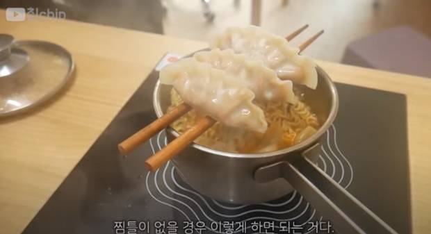 유튜버 '칩chip'은 '라면을 끓이는 64가지의 참신한 방법' 영상을 통해 인기 순위 1위를 차지했다. /유튜브 '칩chip' 채널 캡처
