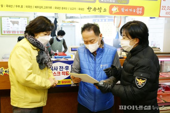 차정숙 의왕시 부시장 구랍 12월31일 부곡동 도깨비시장 코로나19 방역 특별점검. 사진제공=의왕시