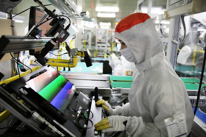 삼성디스플레이 중국 둥관 공장에서 한 직원이 고객사에 공급할 노트북용 유기발광다이오드(OLED) 제품의 품질 검사를 하고 있다.    삼성전자 제공