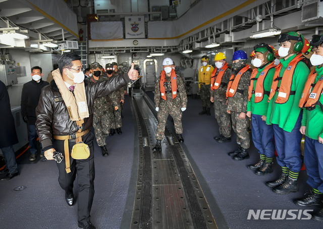 [서울=뉴시스]김명원 기자 = 서욱 국방부 장관이 2일 동해상에서 작전 중인 세종대왕함을 방문하여 군사대비태세를 점검하고 장병들을 격려 했다. (사진=국방부 제공)  2021.01.02. photo@newsis.com