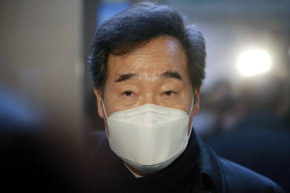 이ㆍ박 전 대통령 사면 관련 의견밝히는 이낙연 - 더불어민주당 이낙연 대표가 3일 국회 의원회관 자신의 사무실에서 비공개 최고위원회의를 마친 뒤 이명박ㆍ박근혜 전 대통령의 사면과 관련한 질문에 답하고 있다.  2021.1.3 연합뉴스