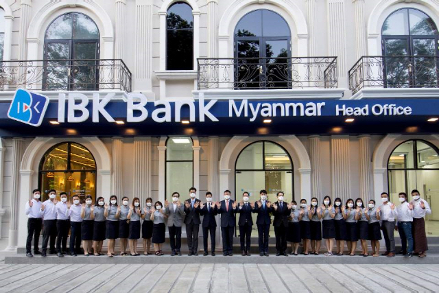 ‘IBK미얀마은행’ 직원들이 지난해 12월 30일 현지법인 설립 최종인가를 획득한 IBK미얀마은행 본점 앞에서 인사하고 있다. /사진제공=IBK기업은행
