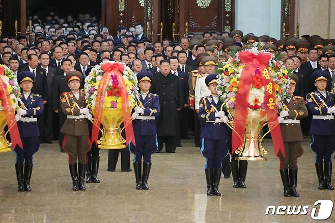 (평양 노동신문=뉴스1) = 지난 1일 북한 김정은 국무위원장은 새해를 맞아 노동당 제8차 대회 대표자들과 함께 금수산태양궁전을 찾았다. [국내에서만 사용가능. 재배포 금지. DB 금지. For Use Only in the Republic of Korea. Redistribution Prohibited] rodongphoto@news1.kr