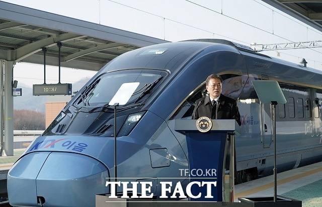 문재인 대통령이 4일 오전 강원 원주시 원주역사에서 저탄소·친환경 고속열차인 KTX-이음 개통식에 참석해 인사말을 하고 있다. /청와대 제공