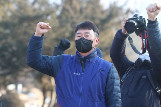 양경수 전국민주노동조합총연맹(민주노총) 위원장이 4일 경기도 남양주시 모란공원 전태일 열사 묘역에서 열린 민주노총 2021년 시무식에서 민중의례하고 있다. [이미지출처=연합뉴스]