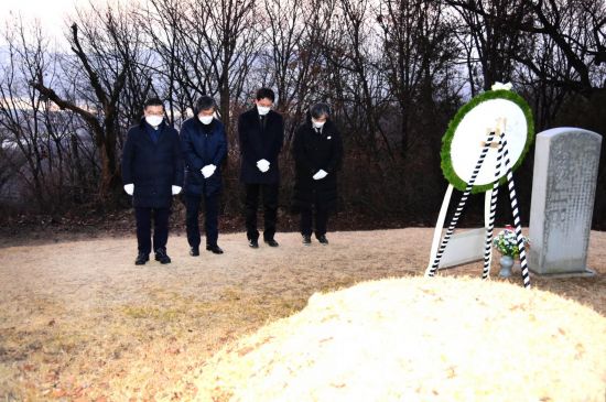 류경기 중랑구청장(맨 왼쪽)이 4일 오전 7시30분 망우리공원 지석영 선생 묘소를 찾아 참배하는 모습