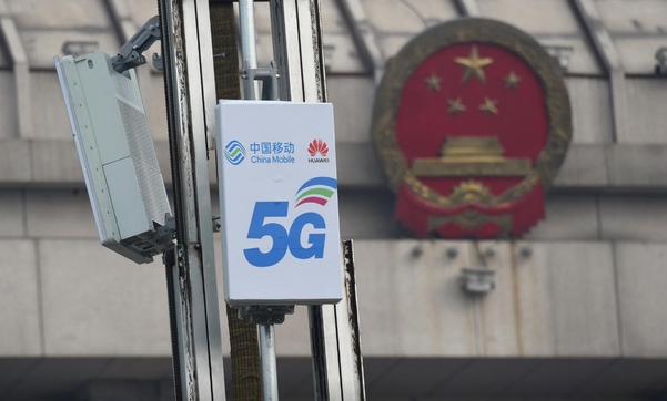 2019년 2월 27일(현지시각) 중국 허난성 뤄양시의 전국인민대표회의 컨퍼런스 센터 앞에 중국 이동통신의 5세대(5G) 기기가 설치돼 있다. / 로이터 연합뉴스