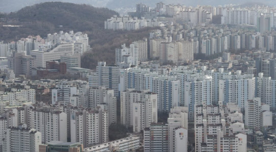 올해 서울 아파트 입주물량이 지난해 대비 절반 가까이 줄어들면서 신축단지들의 강세가 이어질 전망이다. 사진은 서울 시내 아파트 단지 전경. <연합뉴스>